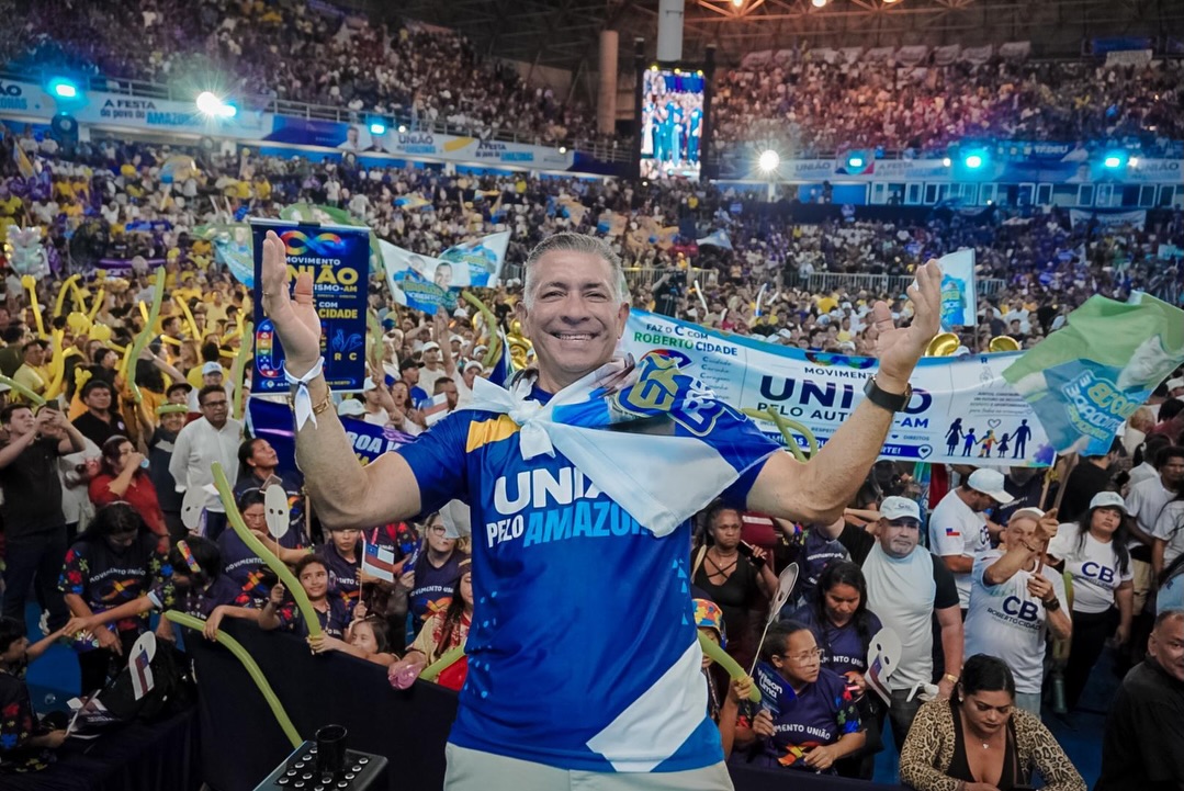 Eraldo CB de braços abertos em um grande evento, cercado pelo povo do Amazonas